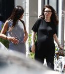 Amsterdam 6 juni 2016
Carice v Houten zwanger op terras en aan het winkelen bij vitaminstore.