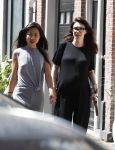 Amsterdam 6 juni 2016
Carice v Houten zwanger op terras en aan het winkelen bij vitaminstore.
