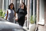 Amsterdam 6 juni 2016
Carice v Houten zwanger op terras en aan het winkelen bij vitaminstore.