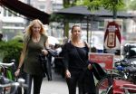 Amsterdam 21 juni 2016 
Christie Bokma met een vriendin op de cornelis schuytstraat