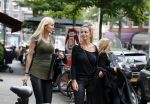 Amsterdam 21 juni 2016 
Christie Bokma met een vriendin op de cornelis schuytstraat