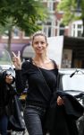 Amsterdam 21 juni 2016 
Christie Bokma met een vriendin op de cornelis schuytstraat