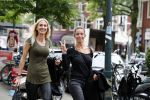 Amsterdam 21 juni 2016 
Christie Bokma met een vriendin op de cornelis schuytstraat