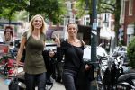 Amsterdam 21 juni 2016 
Christie Bokma met een vriendin op de cornelis schuytstraat