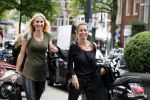 Amsterdam 21 juni 2016 
Christie Bokma met een vriendin op de cornelis schuytstraat