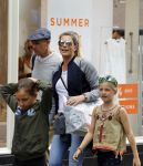 Amsterdam 22 juni 2016 
Danielle Oerlemans met allemaal kinderen in amsterdam zuid