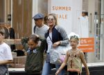 Amsterdam 22 juni 2016 
Danielle Oerlemans met allemaal kinderen in amsterdam zuid
