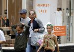 Amsterdam 22 juni 2016 
Danielle Oerlemans met allemaal kinderen in amsterdam zuid