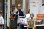 Amsterdam 22 juni 2016 
Danielle Oerlemans met allemaal kinderen in amsterdam zuid