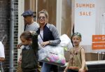 Amsterdam 22 juni 2016 
Danielle Oerlemans met allemaal kinderen in amsterdam zuid