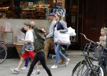 Amsterdam 22 juni 2016 
Danielle Oerlemans met allemaal kinderen in amsterdam zuid