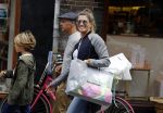 Amsterdam 22 juni 2016 
Danielle Oerlemans met allemaal kinderen in amsterdam zuid