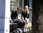 Amsterdam 22 juni 2016 
Zanger Dotan harpenau met (een) vriendin  in amsterdam zuid