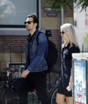 Amsterdam 22 juni 2016 
Zanger Dotan harpenau met (een) vriendin  in amsterdam zuid