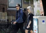 Amsterdam 22 juni 2016 
Zanger Dotan harpenau met (een) vriendin  in amsterdam zuid