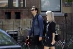 Amsterdam 22 juni 2016 
Zanger Dotan harpenau met (een) vriendin  in amsterdam zuid