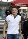 Amsterdam 8 juni 2016
Douwe Bob verkoopt de eerste 100 jaarten voor zijn concert in de heineken music hall HMH op de albert Cuyp markt.