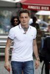 Amsterdam 8 juni 2016
Douwe Bob verkoopt de eerste 100 jaarten voor zijn concert in de heineken music hall HMH op de albert Cuyp markt.