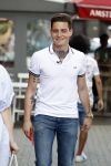 Amsterdam 8 juni 2016
Douwe Bob verkoopt de eerste 100 jaarten voor zijn concert in de heineken music hall HMH op de albert Cuyp markt.