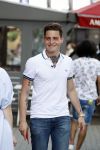 Amsterdam 8 juni 2016
Douwe Bob verkoopt de eerste 100 jaarten voor zijn concert in de heineken music hall HMH op de albert Cuyp markt.