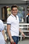 Amsterdam 8 juni 2016
Douwe Bob verkoopt de eerste 100 jaarten voor zijn concert in de heineken music hall HMH op de albert Cuyp markt.