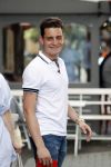 Amsterdam 8 juni 2016
Douwe Bob verkoopt de eerste 100 jaarten voor zijn concert in de heineken music hall HMH op de albert Cuyp markt.
