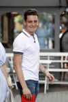 Amsterdam 8 juni 2016
Douwe Bob verkoopt de eerste 100 jaarten voor zijn concert in de heineken music hall HMH op de albert Cuyp markt.