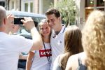 Amsterdam 8 juni 2016
Douwe Bob verkoopt de eerste 100 jaarten voor zijn concert in de heineken music hall HMH op de albert Cuyp markt.