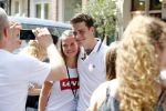 Amsterdam 8 juni 2016
Douwe Bob verkoopt de eerste 100 jaarten voor zijn concert in de heineken music hall HMH op de albert Cuyp markt.