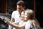 Amsterdam 8 juni 2016
Douwe Bob verkoopt de eerste 100 jaarten voor zijn concert in de heineken music hall HMH op de albert Cuyp markt.