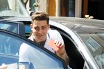 Amsterdam 8 juni 2016
Douwe Bob verkoopt de eerste 100 jaarten voor zijn concert in de heineken music hall HMH op de albert Cuyp markt.