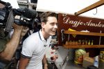 Amsterdam 8 juni 2016
Douwe Bob verkoopt de eerste 100 jaarten voor zijn concert in de heineken music hall HMH op de albert Cuyp markt.
