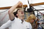 Amsterdam 8 juni 2016
Douwe Bob verkoopt de eerste 100 jaarten voor zijn concert in de heineken music hall HMH op de albert Cuyp markt.
