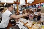 Amsterdam 8 juni 2016
Douwe Bob verkoopt de eerste 100 jaarten voor zijn concert in de heineken music hall HMH op de albert Cuyp markt.