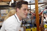 Amsterdam 8 juni 2016
Douwe Bob verkoopt de eerste 100 jaarten voor zijn concert in de heineken music hall HMH op de albert Cuyp markt.