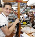Amsterdam 8 juni 2016
Douwe Bob verkoopt de eerste 100 jaarten voor zijn concert in de heineken music hall HMH op de albert Cuyp markt.