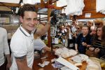 Amsterdam 8 juni 2016
Douwe Bob verkoopt de eerste 100 jaarten voor zijn concert in de heineken music hall HMH op de albert Cuyp markt.