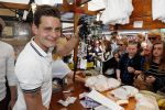 Amsterdam 8 juni 2016
Douwe Bob verkoopt de eerste 100 jaarten voor zijn concert in de heineken music hall HMH op de albert Cuyp markt.