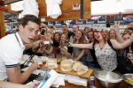Amsterdam 8 juni 2016
Douwe Bob verkoopt de eerste 100 jaarten voor zijn concert in de heineken music hall HMH op de albert Cuyp markt.