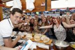 Amsterdam 8 juni 2016
Douwe Bob verkoopt de eerste 100 jaarten voor zijn concert in de heineken music hall HMH op de albert Cuyp markt.
