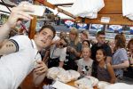 Amsterdam 8 juni 2016
Douwe Bob verkoopt de eerste 100 jaarten voor zijn concert in de heineken music hall HMH op de albert Cuyp markt.
