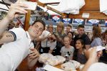 Amsterdam 8 juni 2016
Douwe Bob verkoopt de eerste 100 jaarten voor zijn concert in de heineken music hall HMH op de albert Cuyp markt.