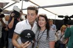 Amsterdam 8 juni 2016
Douwe Bob verkoopt de eerste 100 jaarten voor zijn concert in de heineken music hall HMH op de albert Cuyp markt.