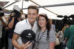 Amsterdam 8 juni 2016
Douwe Bob verkoopt de eerste 100 jaarten voor zijn concert in de heineken music hall HMH op de albert Cuyp markt.