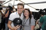 Amsterdam 8 juni 2016
Douwe Bob verkoopt de eerste 100 jaarten voor zijn concert in de heineken music hall HMH op de albert Cuyp markt.