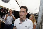 Amsterdam 8 juni 2016
Douwe Bob verkoopt de eerste 100 jaarten voor zijn concert in de heineken music hall HMH op de albert Cuyp markt.