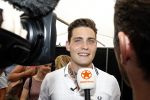 Amsterdam 8 juni 2016
Douwe Bob verkoopt de eerste 100 jaarten voor zijn concert in de heineken music hall HMH op de albert Cuyp markt.