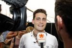 Amsterdam 8 juni 2016
Douwe Bob verkoopt de eerste 100 jaarten voor zijn concert in de heineken music hall HMH op de albert Cuyp markt.