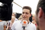 Amsterdam 8 juni 2016
Douwe Bob verkoopt de eerste 100 jaarten voor zijn concert in de heineken music hall HMH op de albert Cuyp markt.