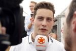 Amsterdam 8 juni 2016
Douwe Bob verkoopt de eerste 100 jaarten voor zijn concert in de heineken music hall HMH op de albert Cuyp markt.